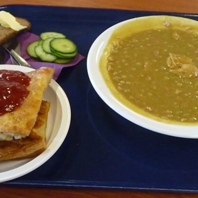 Pannaria ja hernekeittoa.