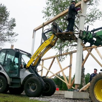 Herättäjäjuhlien kasaamista traktoreiden avulla.