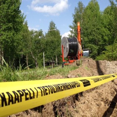 Valokuituverkkoa kaivetaan maahan