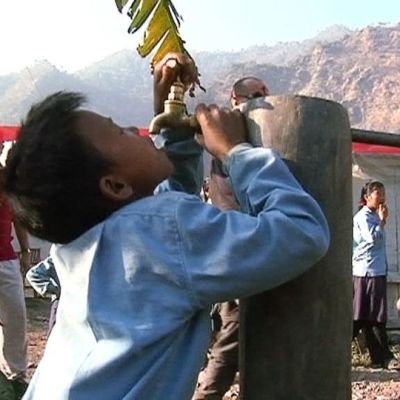 Nepalilaispoika juo kaivosta.