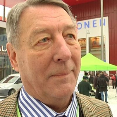 Kauko Juhantalo Porissa keskustan puoluevaltuuston kokouksen tauolla 22.11.2014.