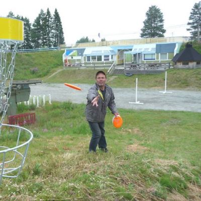 Ilkka Yli-Öyrä Kallinkankaan frisbeegolfradalla.
