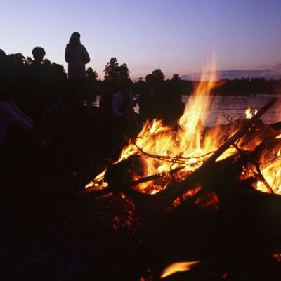 Juhannuskokko Seurasaaren rannassa.