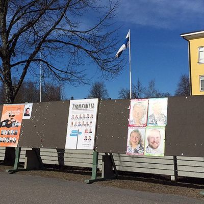 Vaalimainoksia kadun varressa