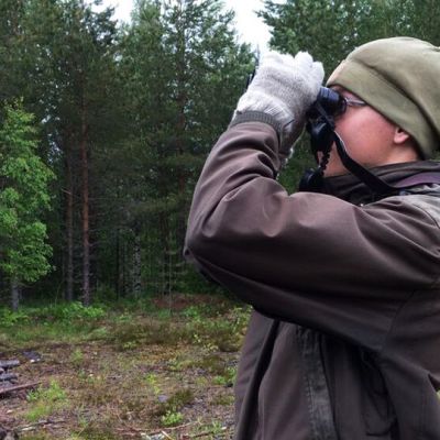 Kim Kuntze kiikaroi lintuja.