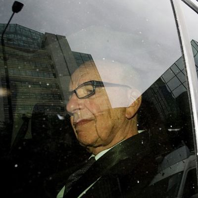 Rupert Murdoch saapumassa News Internationalin pääkonttoriin.