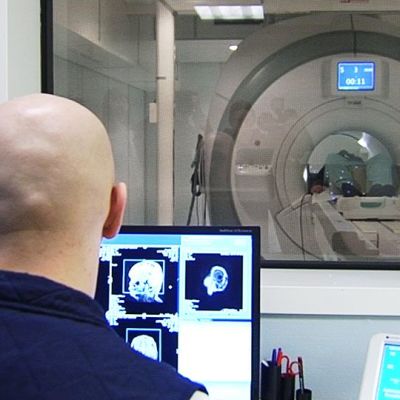 Hoitaja seuraa monitoreja potilaan ollessa röntgenissä.