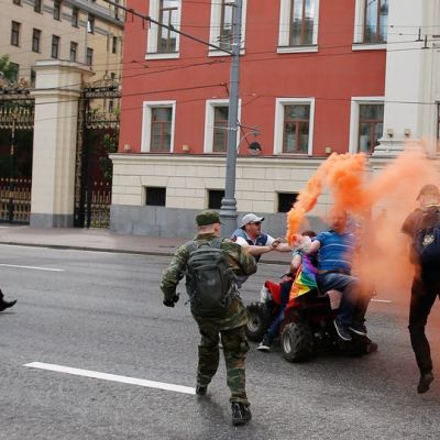 Poliisit keskeyttävät gay pride -marssin Moskovassa.
