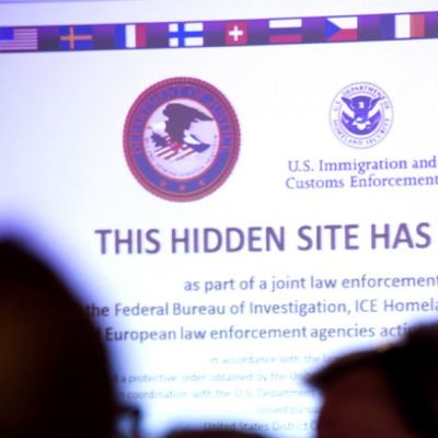 Seinälle heijastettu web-sivu jossa on ilmoitus sivun lopettamisesta.