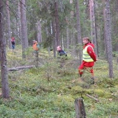 Ihmisiä metsässä.