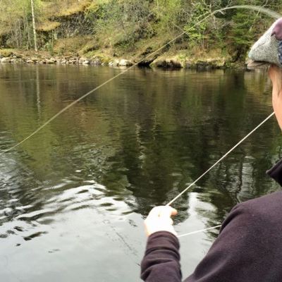 Perhokalastaja Kajaaninjoella.