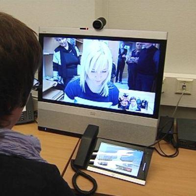 Etäpalvelussa valtionhallinnon asiantuntija tavoitetaan videoyhteyden avulla.