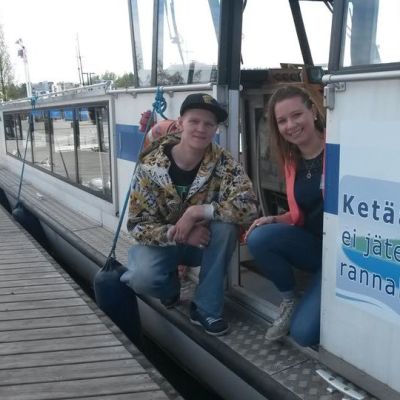 Ketään ei jätetä rannalle -yhdistyksen puheenjohtaja Olivia Toivanen ja hallituksen nuorisojäsen Henri Mäensivu M/S Sadun kyydissä.