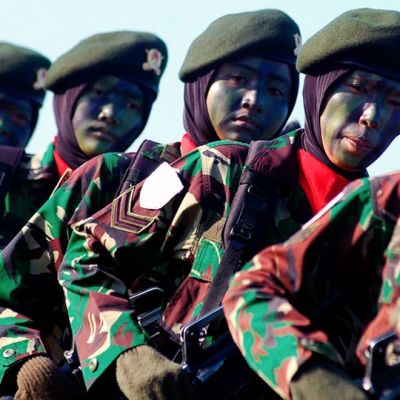 Indonesian armeijan naissotilaat marssivat paraatissa Banda Acehissa.