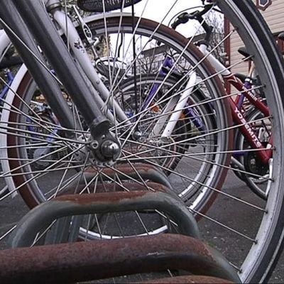 Polkupyöriä parkissa Kokkolan rautatieasemalla.