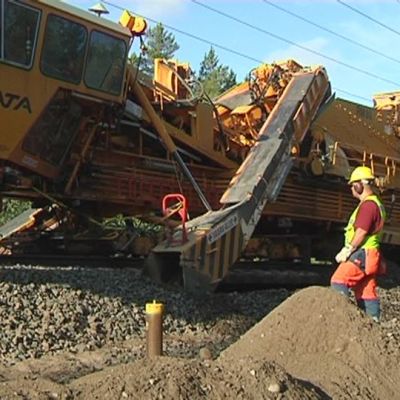 Työmiehet kunnostavat junarataa Seinäjoki-Kokkola -välillä.