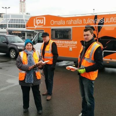 Itsenäisyyspuolueen ehdokkaita vaalityötä tekemässä. Vas. Mikko Voutilainen, Eija Kiviharju-Ketola, Veikko Kytösaari (tukijoukkoa) ja Harri Koskela.