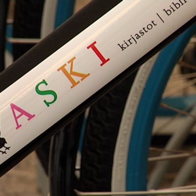 Vaski-kirjastosta lainattavissa olevan polkupyörän runko.