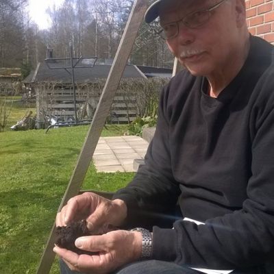 Keruutuotetarkasta Heikki Paavola ja kevään ensimmäinen korvasienisaalis.