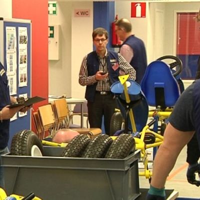 Joensuulaisen Sunprofilen tiloissa opetellaan LEAN-johtamista polkuautoja kasaamalla.