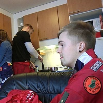 Teekkarit valmistelevat vappubrunssia Lappeenrannassa.