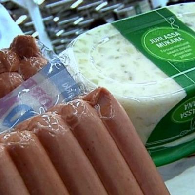 Nakkipakkaus ja perusalaattirasia kaupassa