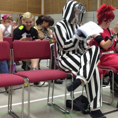 Kuvassa cosplay-deitti - tapahtuman yleisöä Kokkolassa 2014