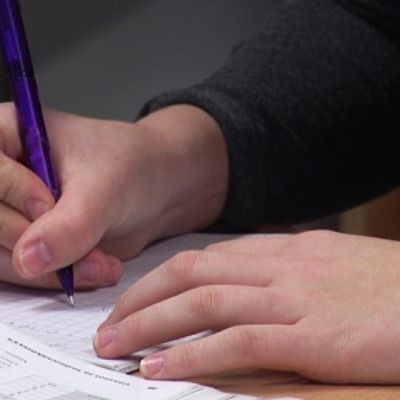 yhdeksäsluokkalainen imatralainen tyttö laskee matematiikan tehtäviä.