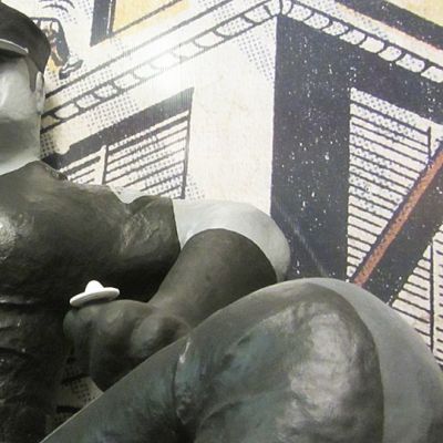Kemin sarjakuvakeskuksen Tom of Finland -patsas.