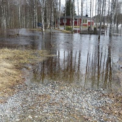 Simon Ojalanperällä vesi saartoi tiistaina yhtä taloa ja ehti jo kastella toisen talon alakerran.