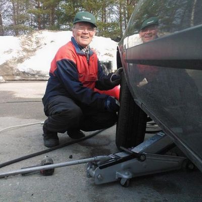 Erkki Törmänen vaihtamassa rengasta Ylitornion seurakunnan hyväntekeväisyystempauksessa.
