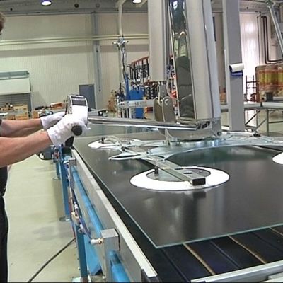 Aurinkokeräimeen asennetaan lasia