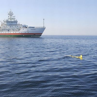 Uutta automaattista kauko-ohjattavaa merentutkimuslaitetta testataan merentutkimusalus Arandalla Itämerellä.