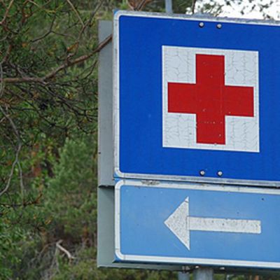 Terveysaseman opaste punainen risti valkoisella pohjalla.