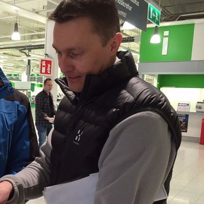 Kuvassa kaksi miestä marketissa tutkii karttaa