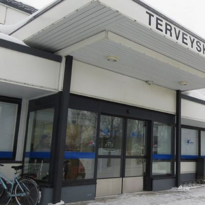 Kemin terveyskeskuksen vastaanoton pääovi.