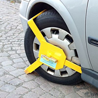 Auton renkaassa ajon estävä lukkolaite.