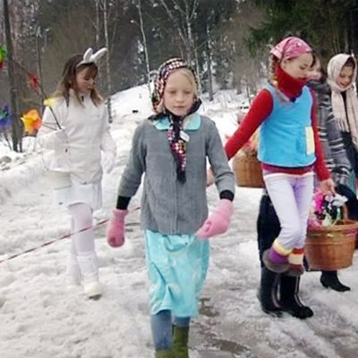 Noidiksi pukeutuneet lapset kävelevät ulkona.