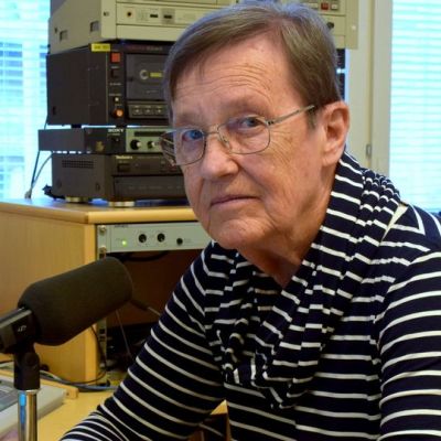 Riitta Kujala radion studiossa