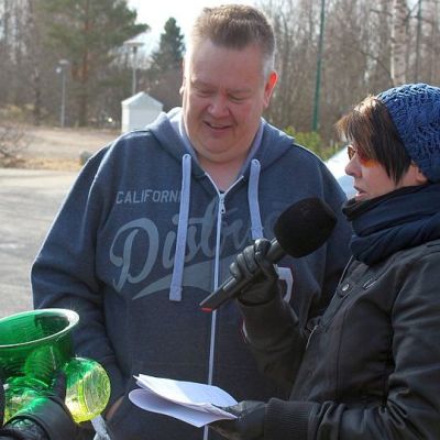 Aki Palsanmäki arvioi Heli kasken haastattelussa Pirkko Tainion vihreän maljakon arvoksi liki tuhat euroa.