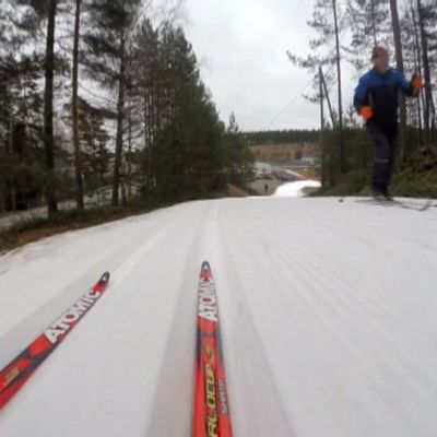suksen kärjet menossa alamäkeen