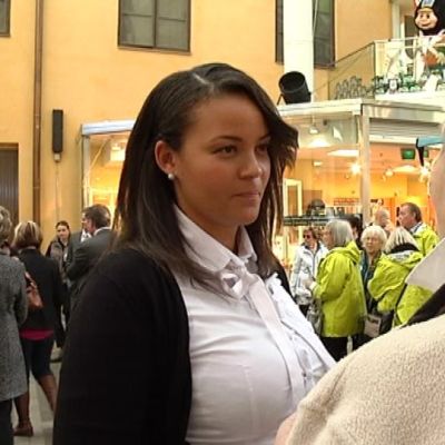 Lola Wallinkoski vaalityössä.