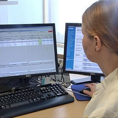 HUS:in työntekijä käyttää potilastietojärjestelmää.