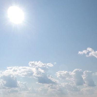 Aurinko puolipilvisellä taivaalla