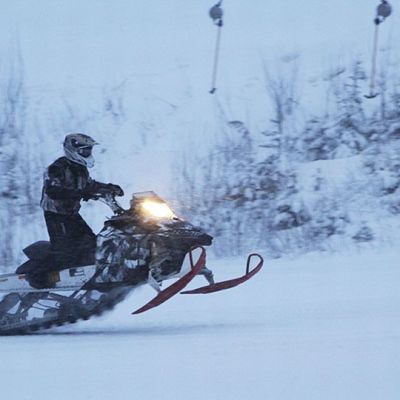 Moottorikelkka kiihdyttää
