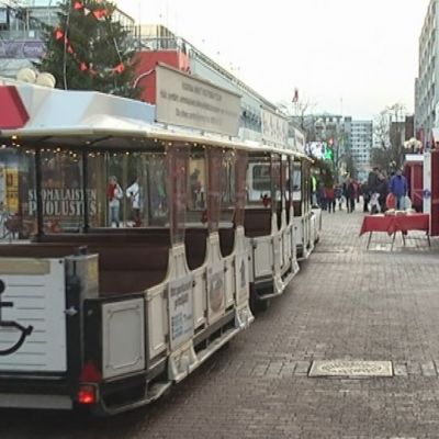 Kaupunkijuna ajaa kävelykadulla Porissa.