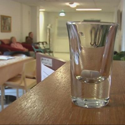 Vanhusten palvelutalo. Etualalla vesilasi.
