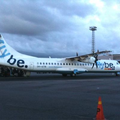 Flyben ATR-42 -potkuriturbiinikone Helsingin lentokentällä.