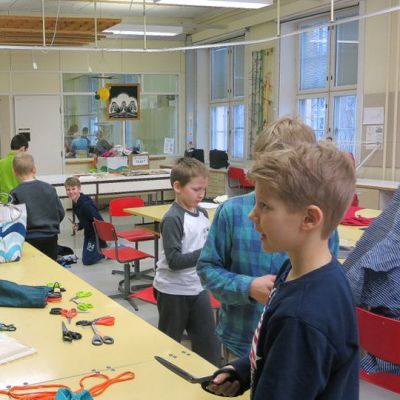 Viljami Tabell ohjaa lavastetyöpajaa Seminaarin koululla