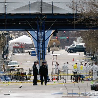 Tutkijoita iskupaikan läheisyydessä Bostonissa tiistaina.